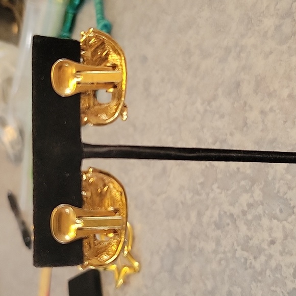 #1B Noah Ark clip on Vintage Earrings - Picture 2 of 2